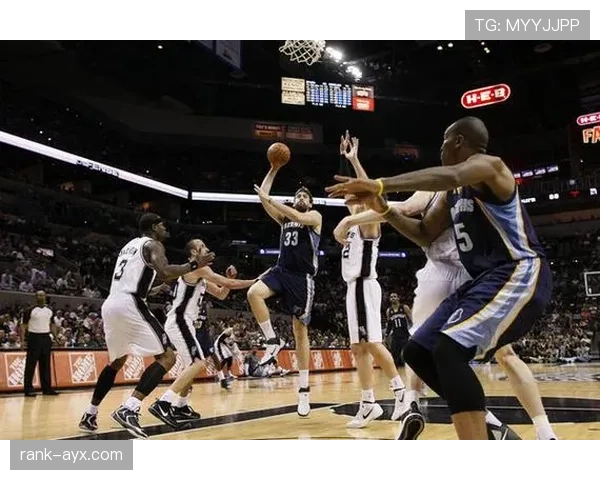 加索尔内线高效挡拆提升球队篮板与传导节奏差异明显