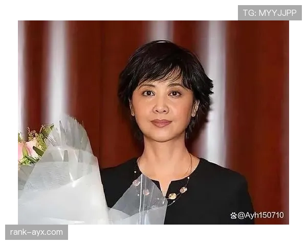 朱琳出场那刻，我还以为走错了派对，气场太反差了吧！