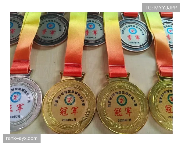 邹敬园家里摆满奖杯，连拖鞋都是定制的？